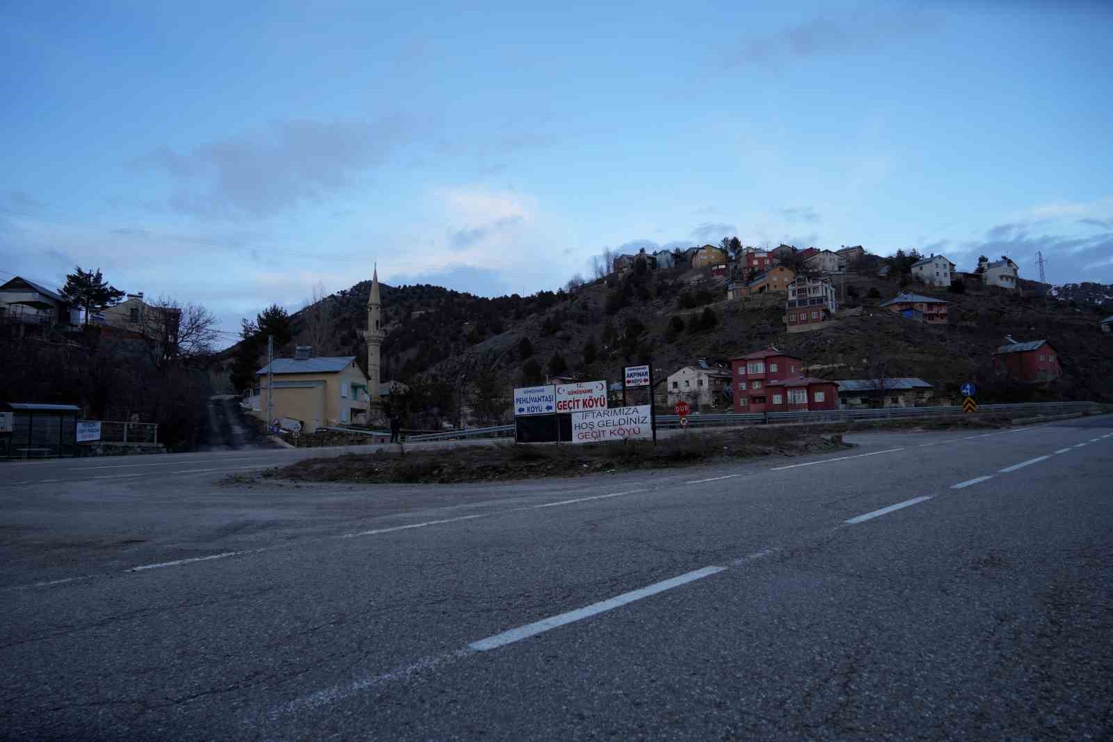 Geçit Köyü’nde 18 yıllık iftar geleneği yoldan geçenleri sofrada buluşturuyor
Geçit Köyü’nde 18 yıllık iftar geleneği yoldan geçenleri sofrada buluşturuyor