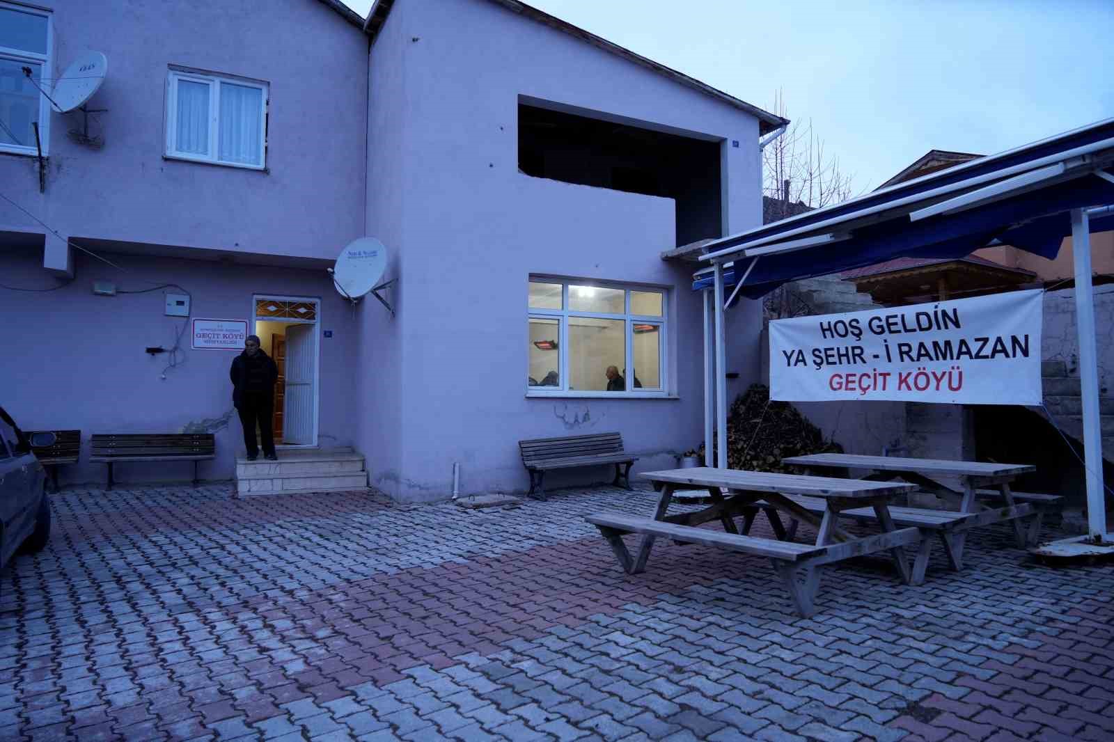 Geçit Köyü’nde 18 yıllık iftar geleneği yoldan geçenleri sofrada buluşturuyor
Geçit Köyü’nde 18 yıllık iftar geleneği yoldan geçenleri sofrada buluşturuyor