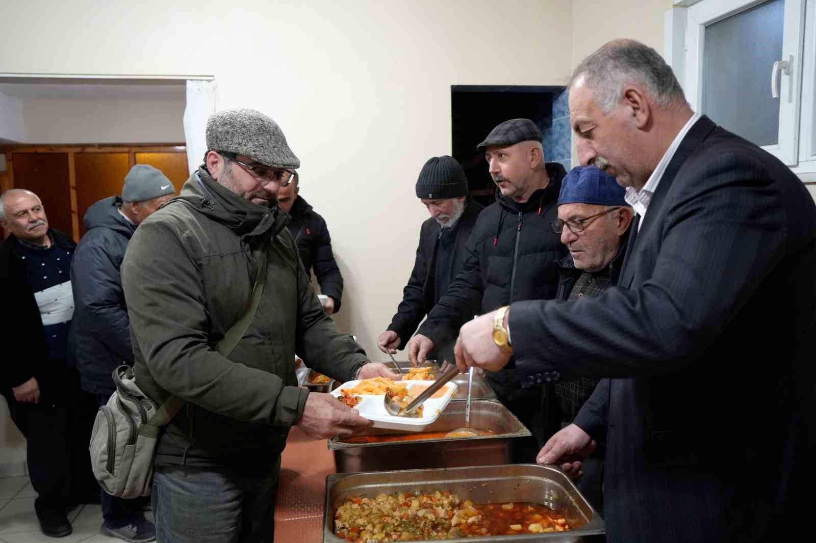 Geçit Köyü’nde 18 yıllık iftar geleneği yoldan geçenleri sofrada buluşturuyor
Geçit Köyü’nde 18 yıllık iftar geleneği yoldan geçenleri sofrada buluşturuyor