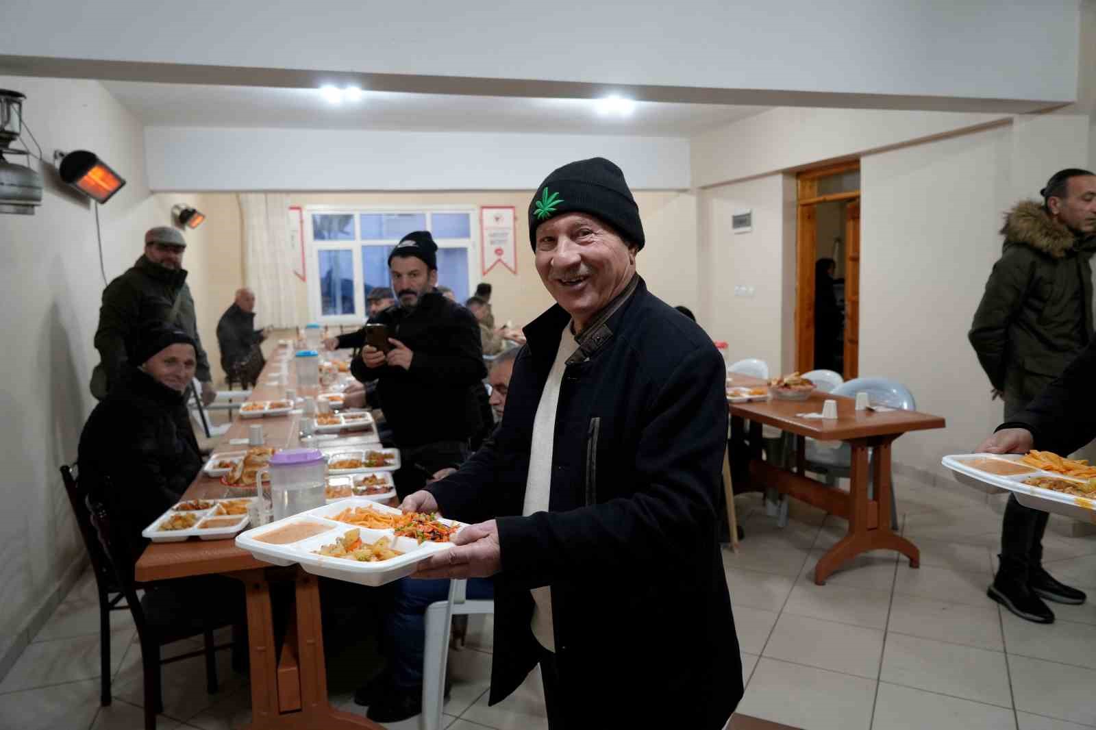Geçit Köyü’nde 18 yıllık iftar geleneği yoldan geçenleri sofrada buluşturuyor
Geçit Köyü’nde 18 yıllık iftar geleneği yoldan geçenleri sofrada buluşturuyor