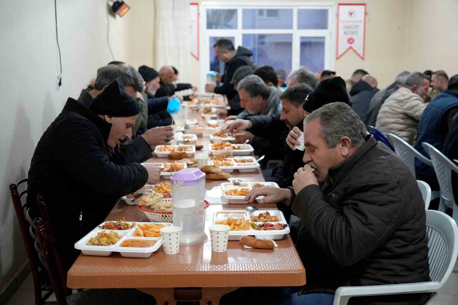 Geçit Köyü’nde 18 yıllık iftar geleneği yoldan geçenleri sofrada buluşturuyor
Geçit Köyü’nde 18 yıllık iftar geleneği yoldan geçenleri sofrada buluşturuyor
