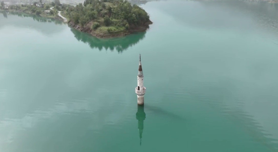 Geçmişin izi su üstünde: Minare ayakta
