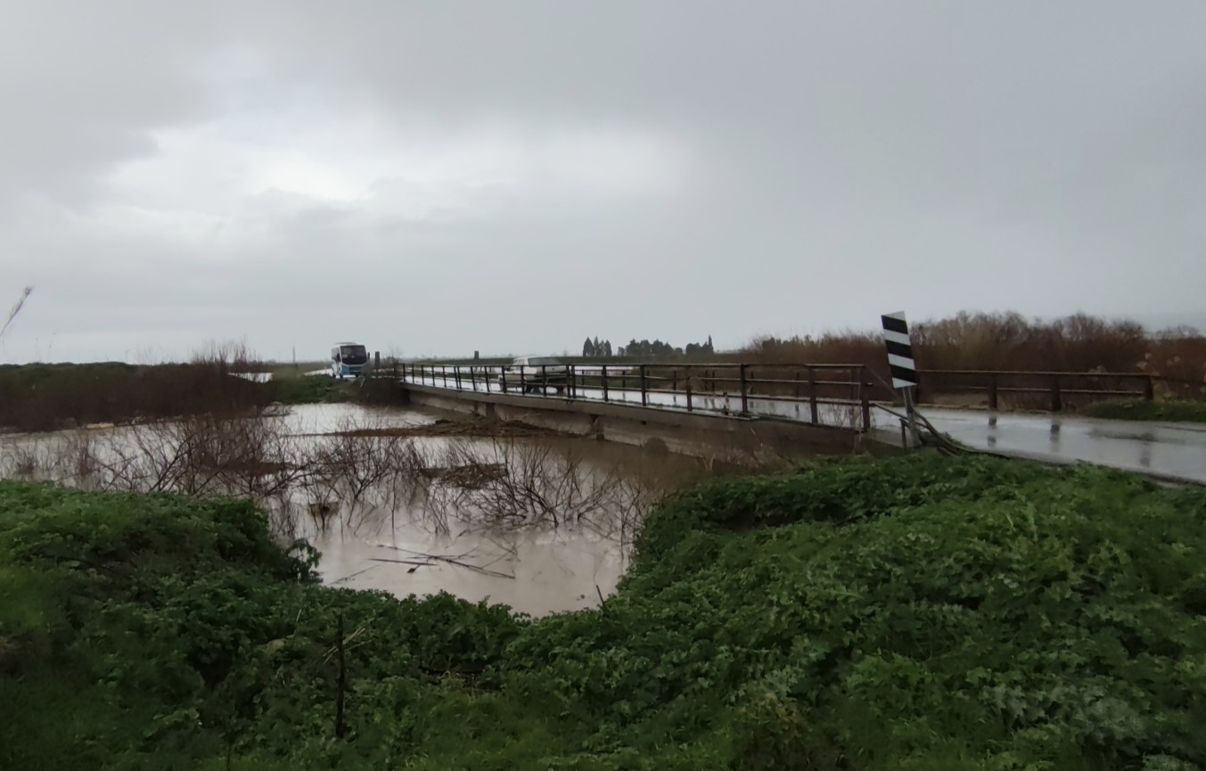 Gediz Nehri taştı, köprüler alarm veriyor
