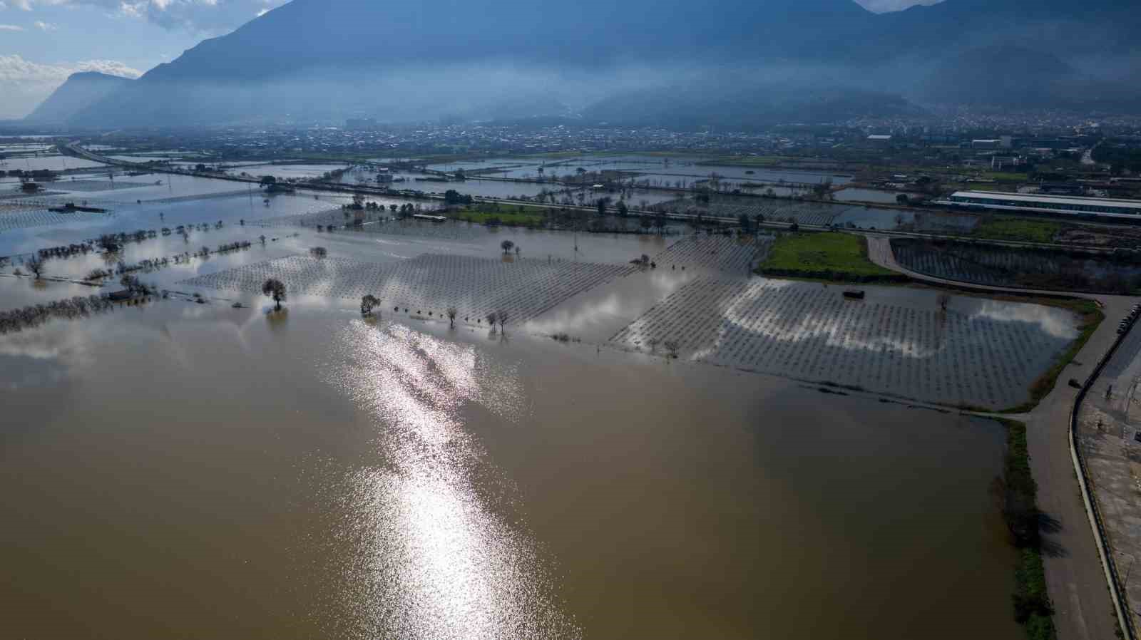 Gediz Nehri taştı, köprüler alarm veriyor
