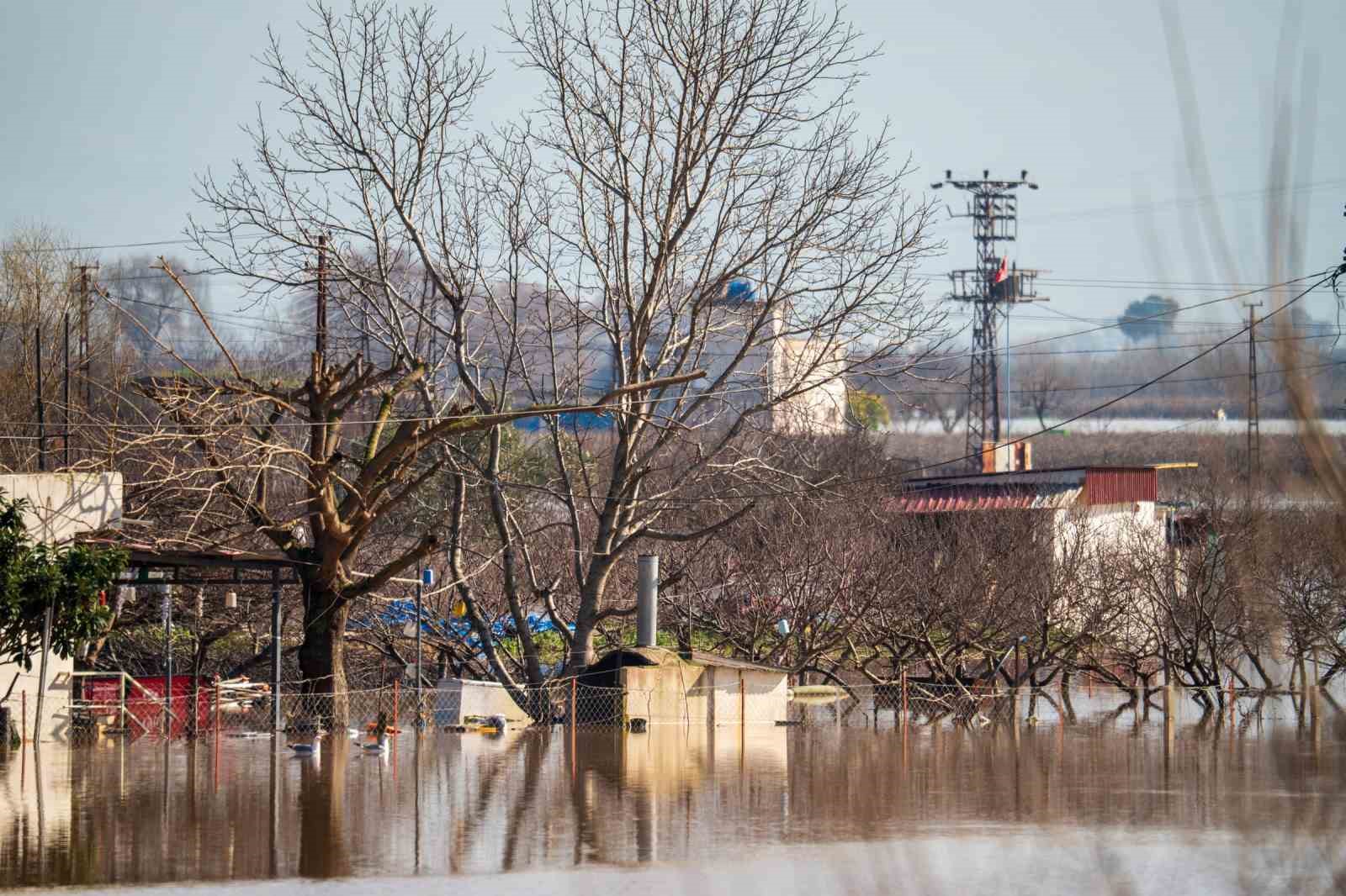 Gediz Nehri taştı, köprüler alarm veriyor
