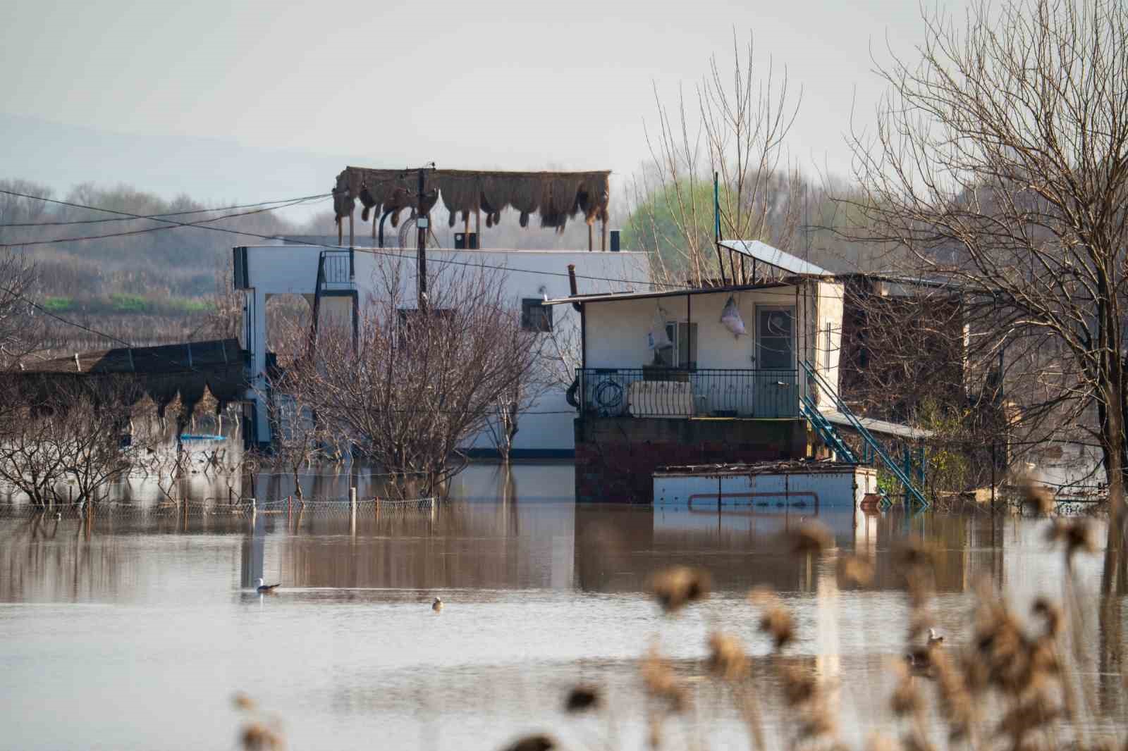 Gediz Nehri taştı, köprüler alarm veriyor
