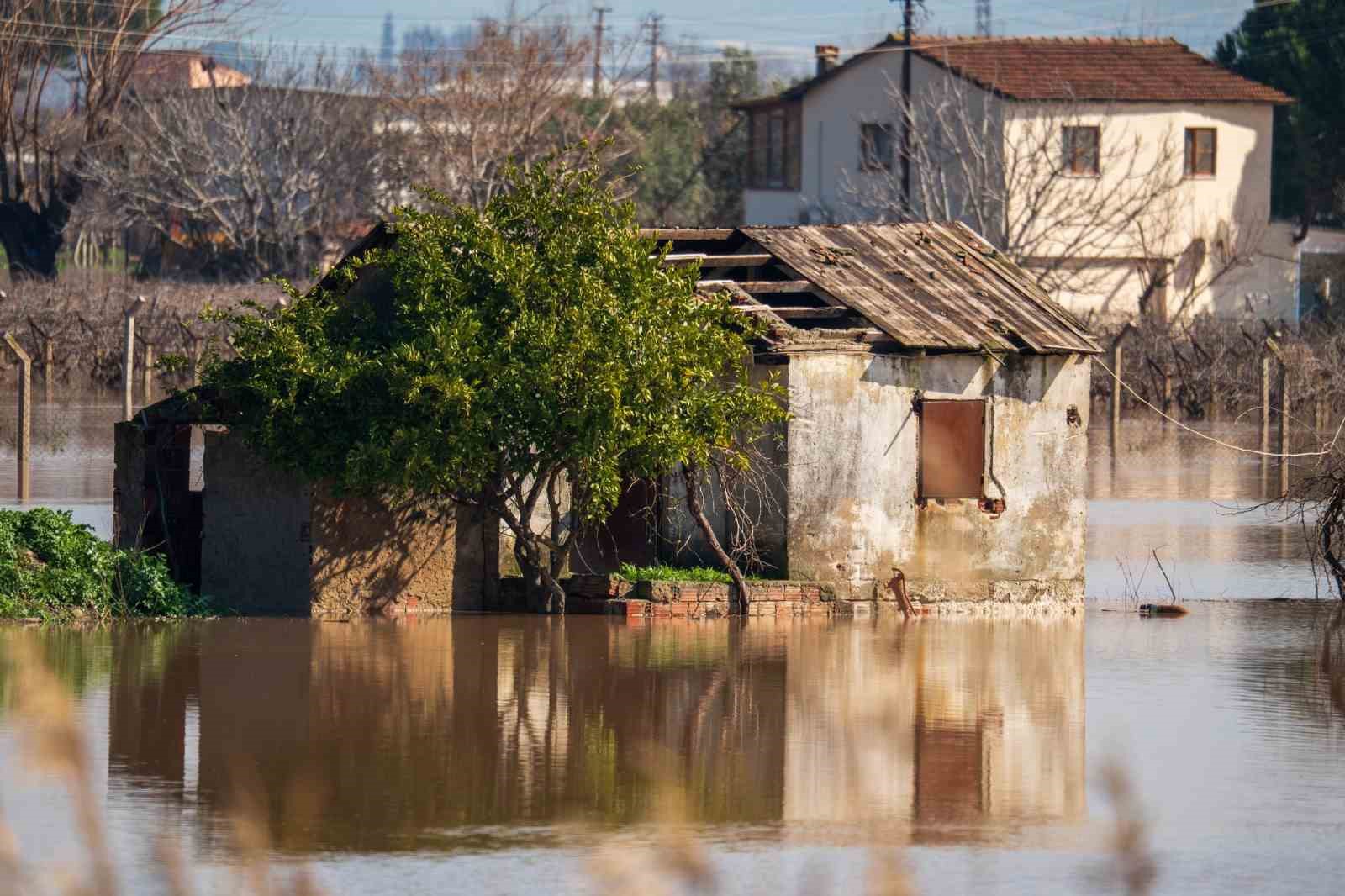 Gediz Nehri taştı, köprüler alarm veriyor
