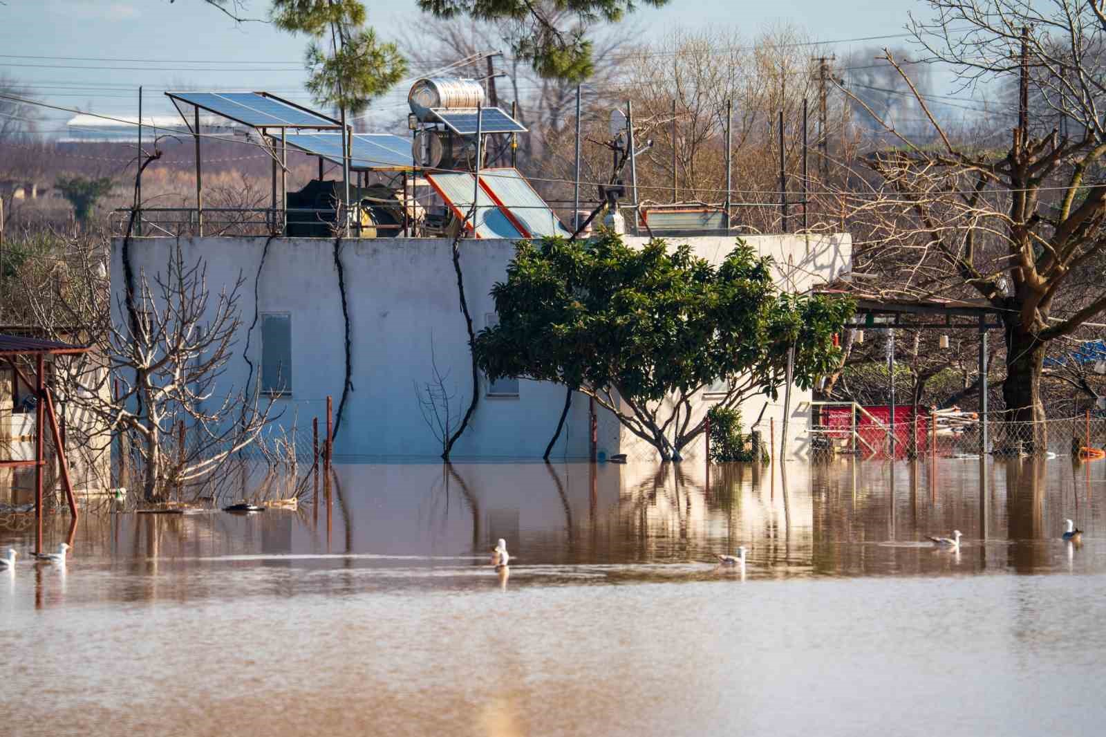 Gediz Nehri taştı, köprüler alarm veriyor
