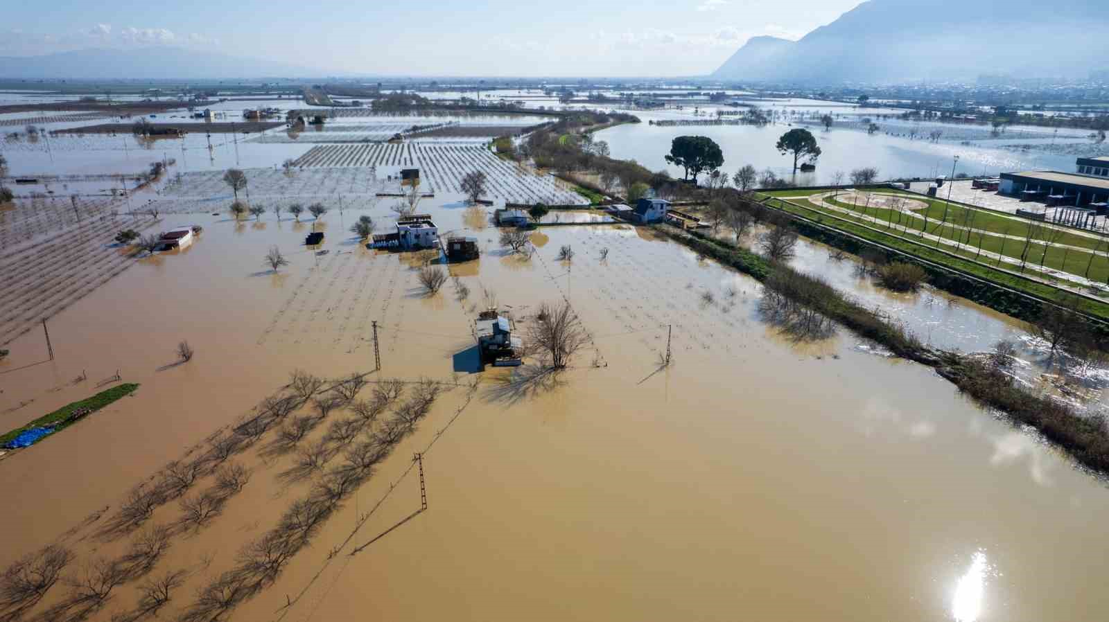 Gediz Nehri taştı, köprüler alarm veriyor
