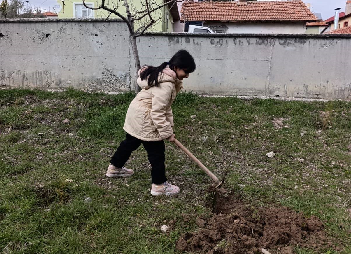 Gediz’de minik eller geleceğe nefes oluyor
