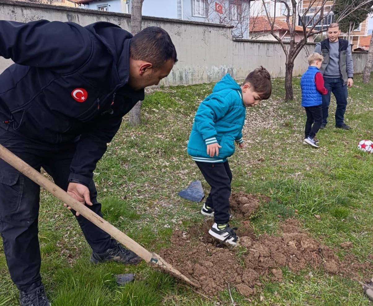 Gediz’de minik eller geleceğe nefes oluyor
