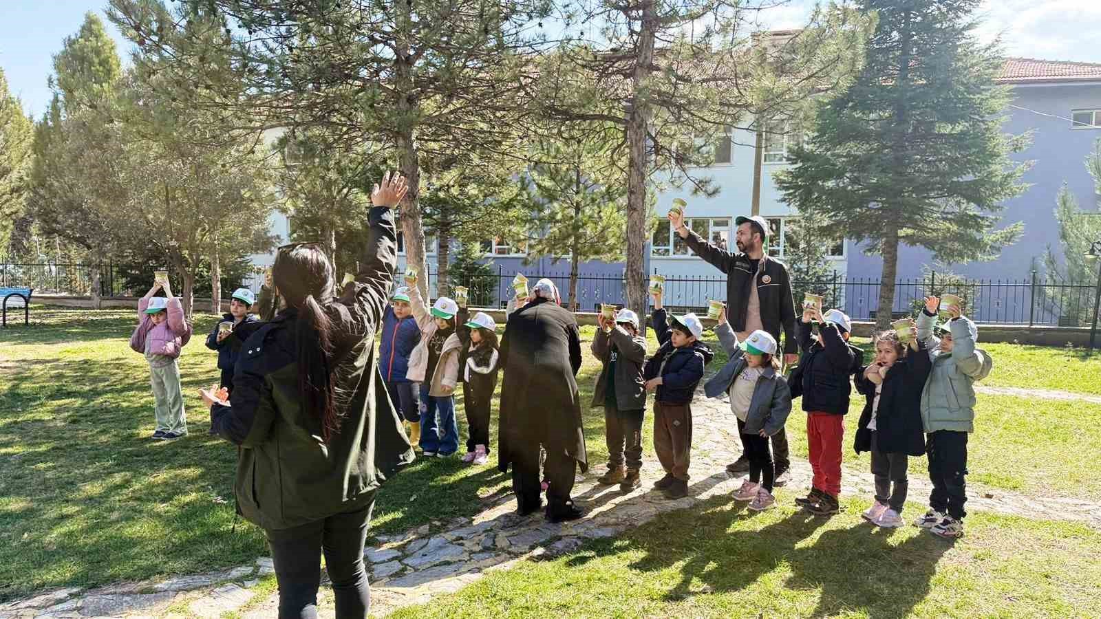 Gediz’de minik eller tohum dikti
