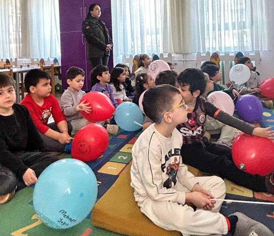 Gediz’de minik eller tohum dikti
