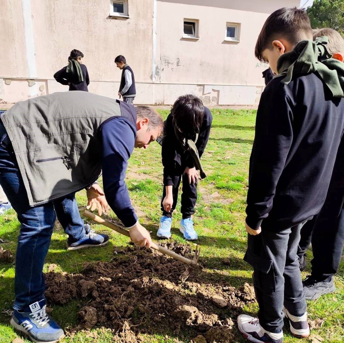 Gediz’de öğrencilerden doğaya anlamlı dokunuş
