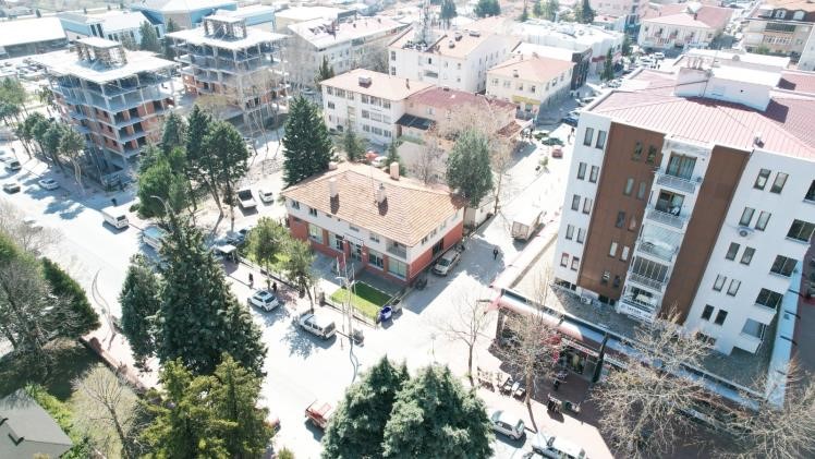 Gediz’de şehrin kalbindeki bina belediyeye kazandırıldı
