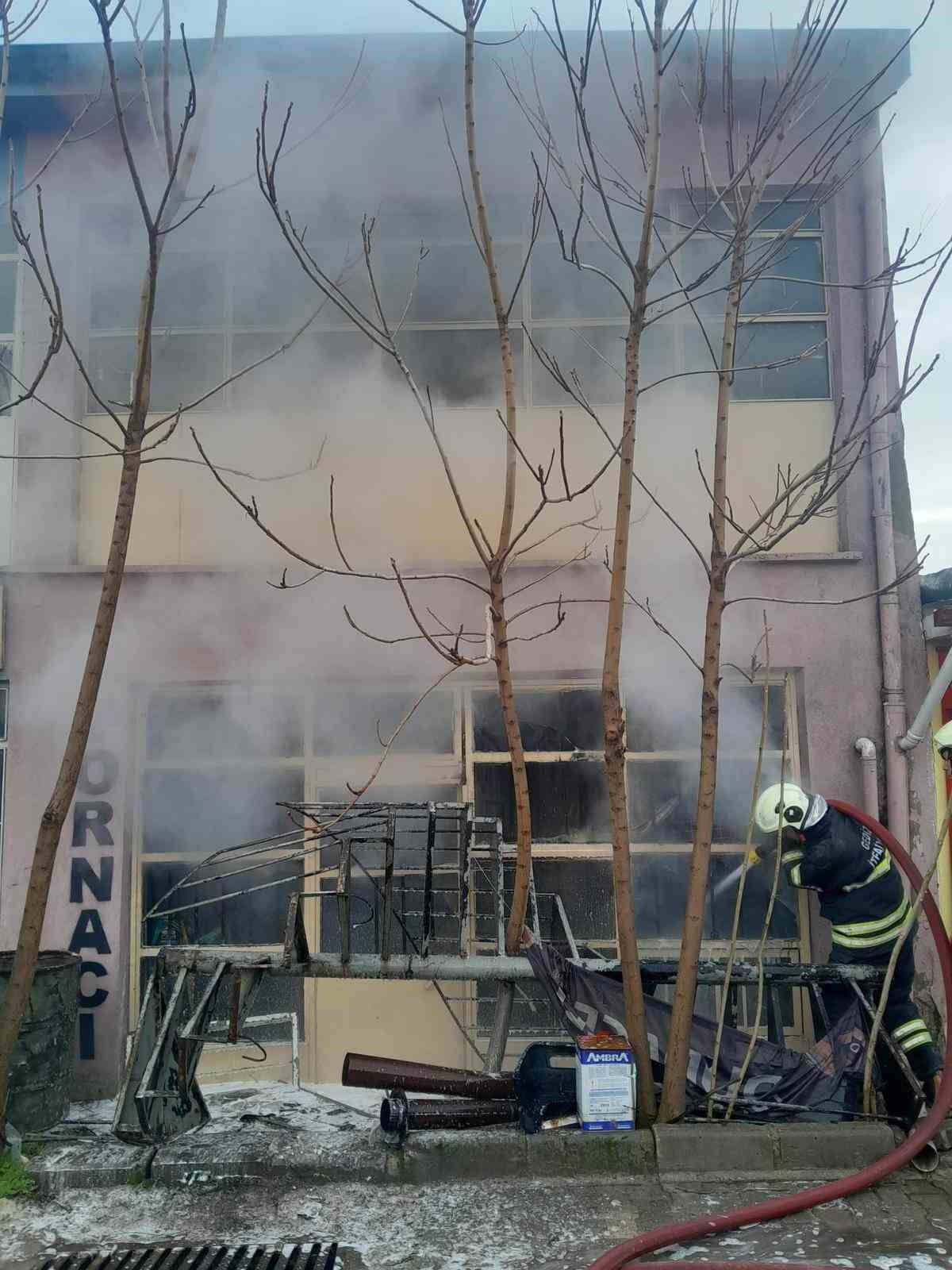 Gediz’de torna atölyesinda yangın
