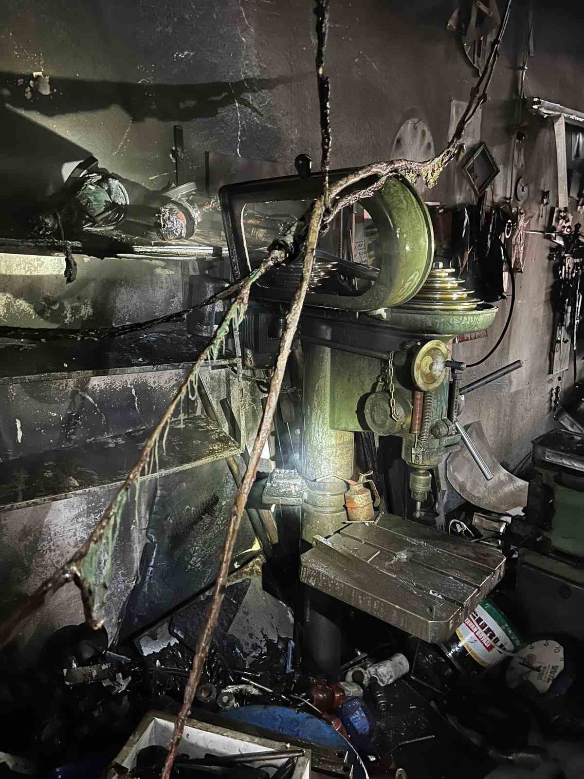 Gediz’de torna atölyesinda yangın
