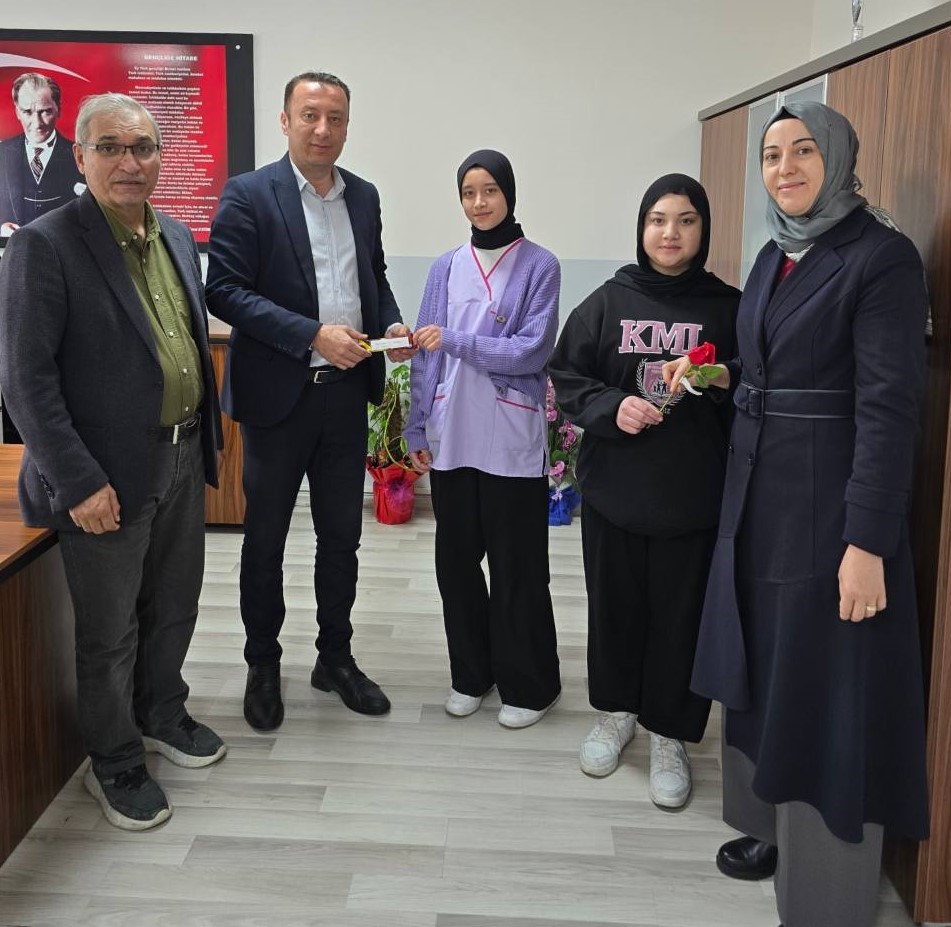 Gedizli öğrencilerden şiddete karşı anlamlı tepki
