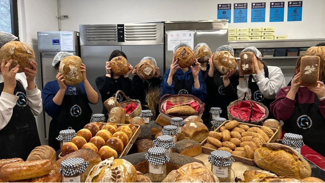 Geleceğe mayalanan eller
