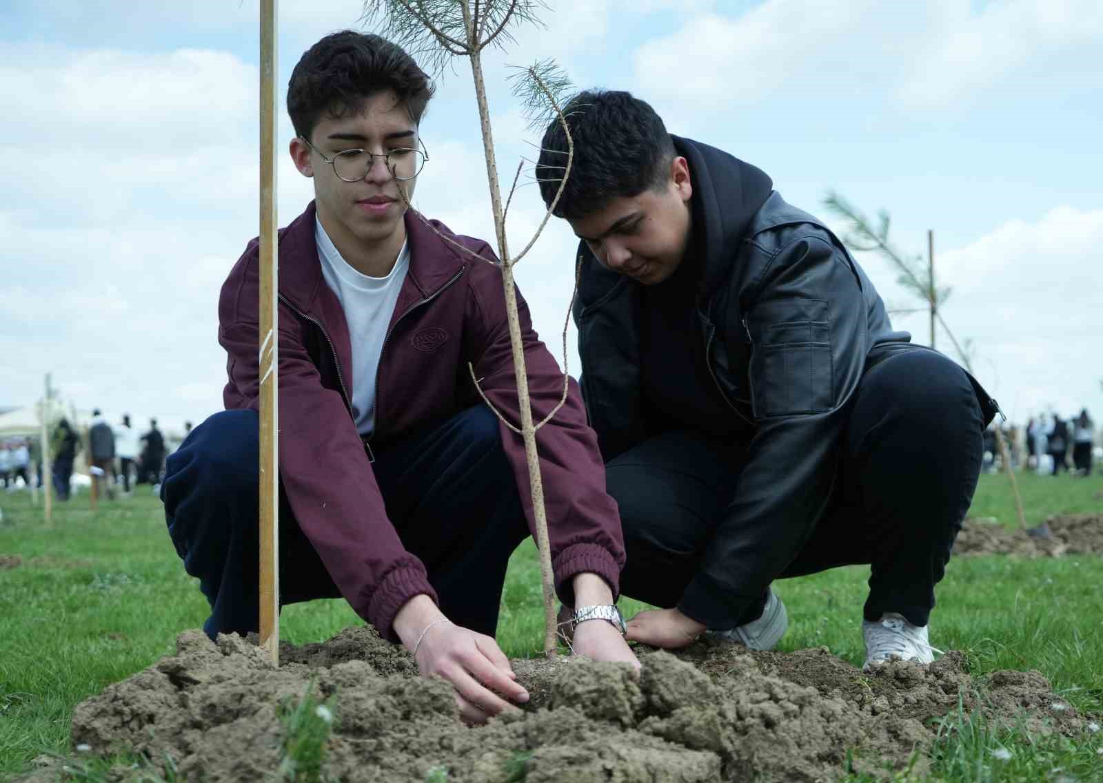 Geleceğe nefes olacak 2 bin fidan toprakla buluştu
Geleceğe nefes olacak 2 bin fidan toprakla buluştu