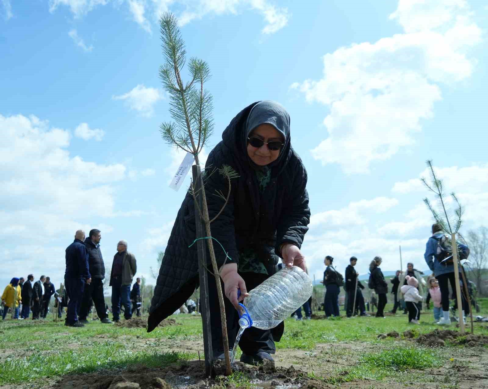 Geleceğe nefes olacak 2 bin fidan toprakla buluştu
Geleceğe nefes olacak 2 bin fidan toprakla buluştu