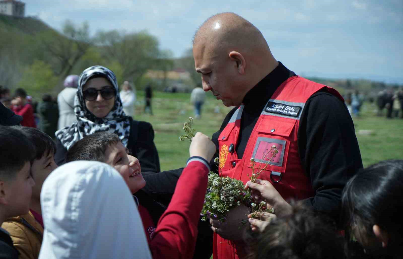 Geleceğe nefes olacak 2 bin fidan toprakla buluştu
Geleceğe nefes olacak 2 bin fidan toprakla buluştu