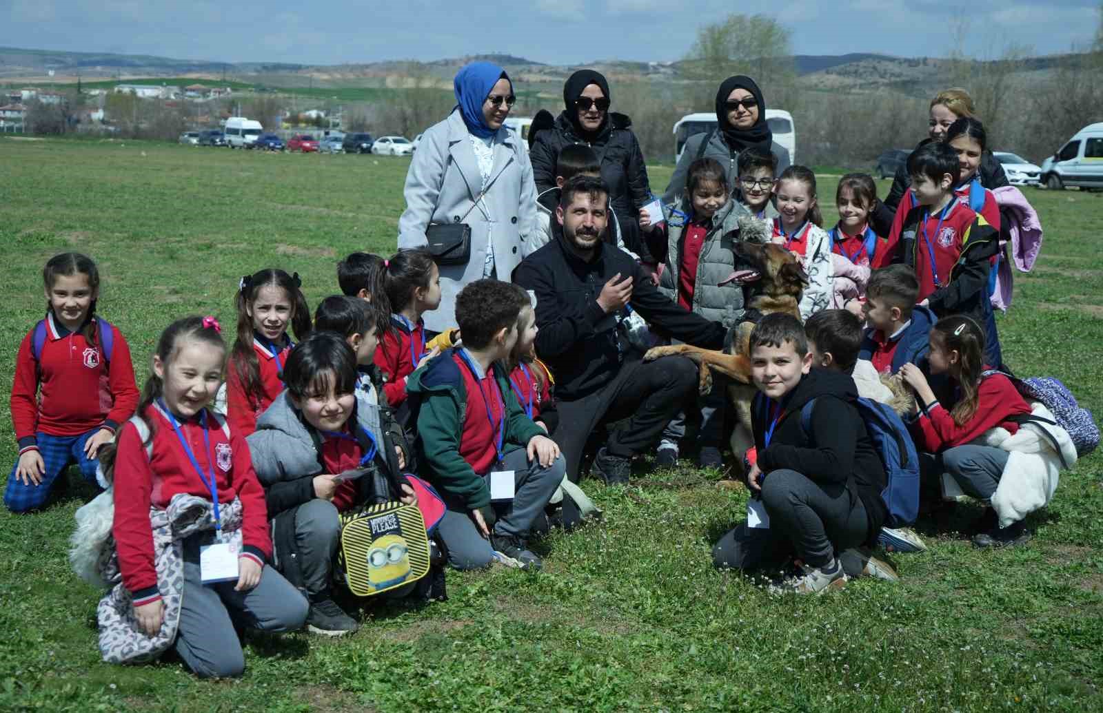 Geleceğe nefes olacak 2 bin fidan toprakla buluştu
Geleceğe nefes olacak 2 bin fidan toprakla buluştu