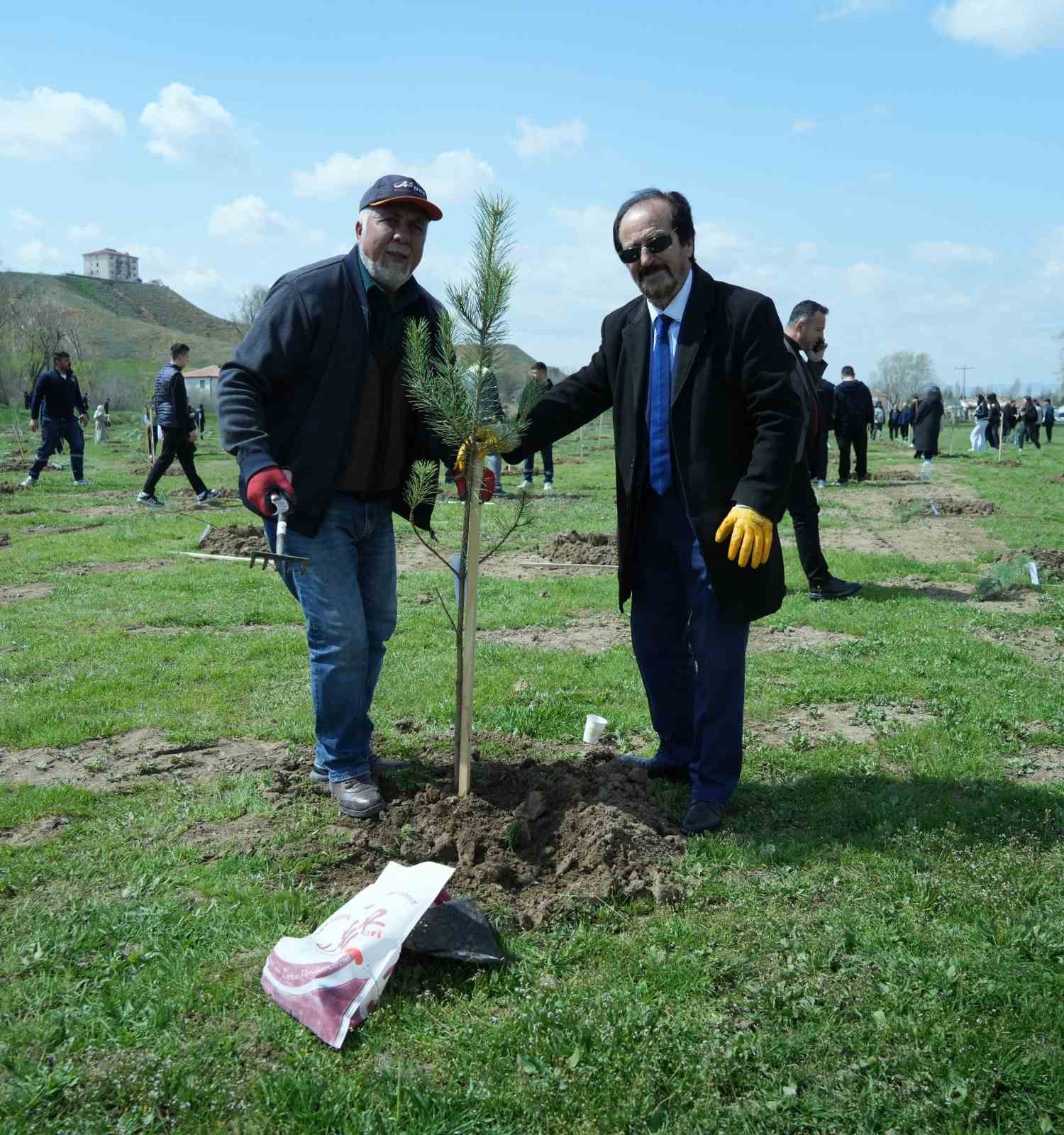 Geleceğe nefes olacak 2 bin fidan toprakla buluştu
Geleceğe nefes olacak 2 bin fidan toprakla buluştu