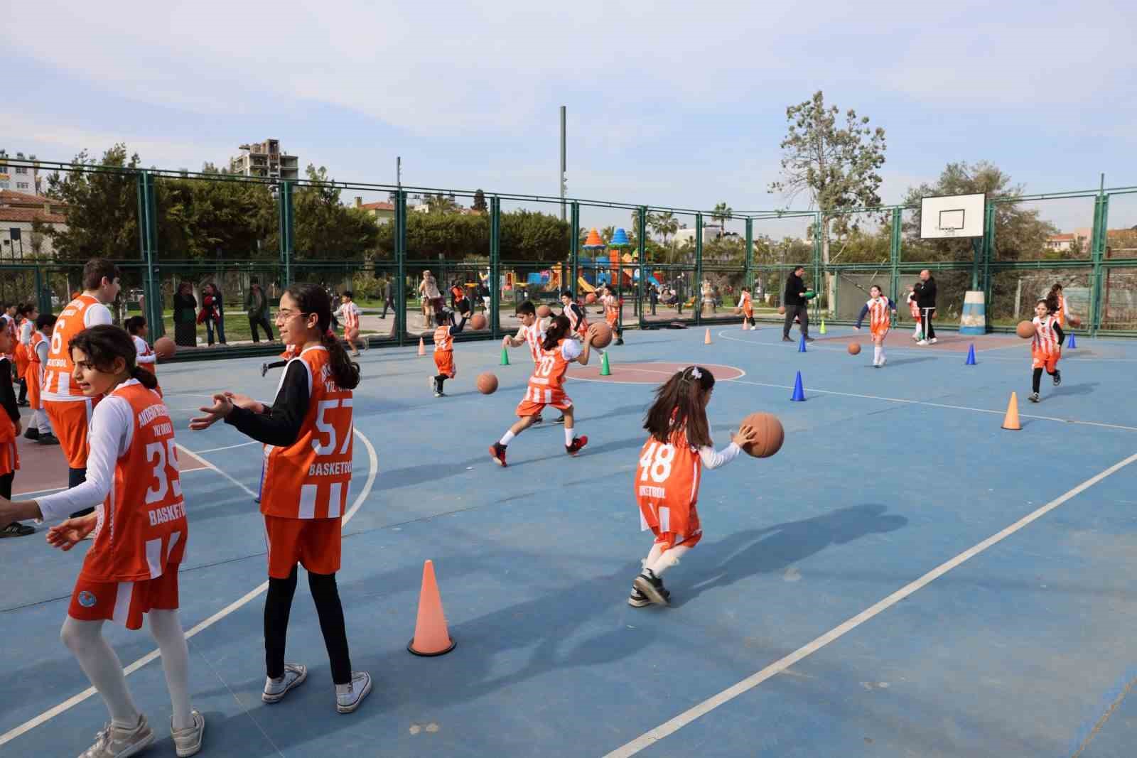 Geleceğin basketbolcuları Akdeniz’de yetişiyor
Geleceğin basketbolcuları Akdeniz’de yetişiyor