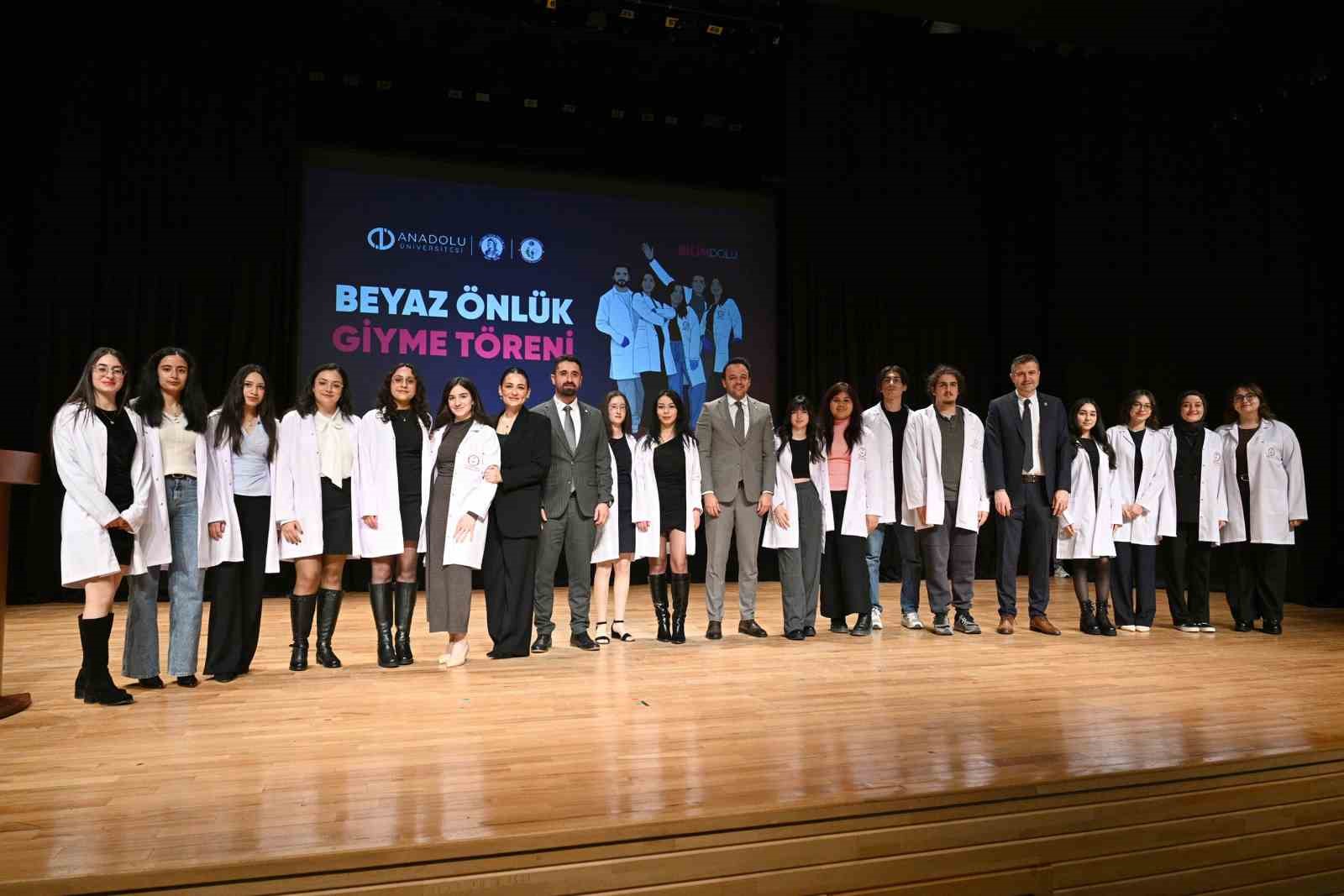 Geleceğin eczacıları düzenlenen törenle beyaz önlüklerini giydi
