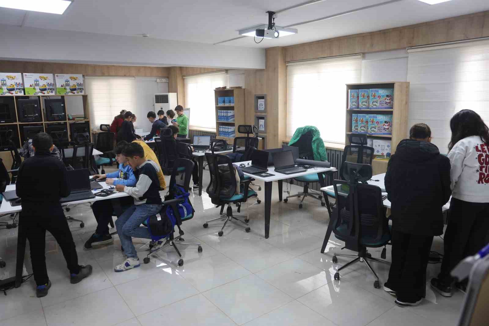 Geleceğin kaşifleri olacak depremzede çocuklar ‘Hataybot’ Robot Yarışması’na hazırlanıyorlar
