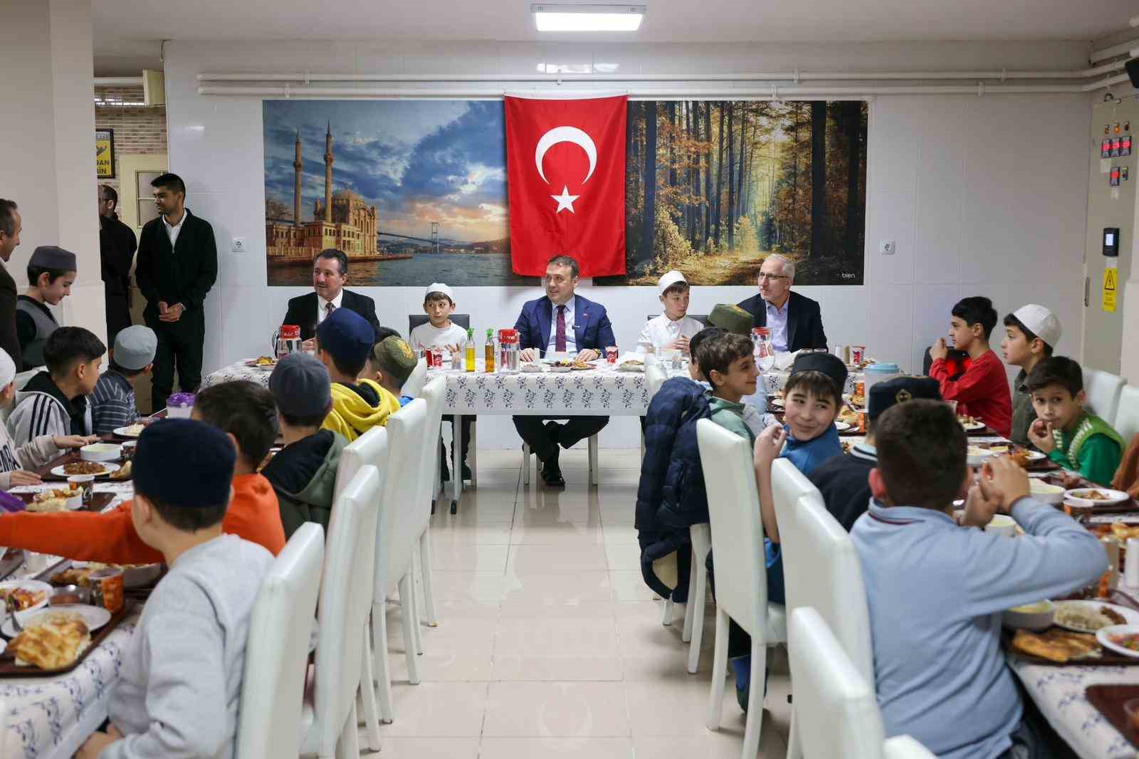 Geleceğin minik hafızları iftarda bir araya geldi
