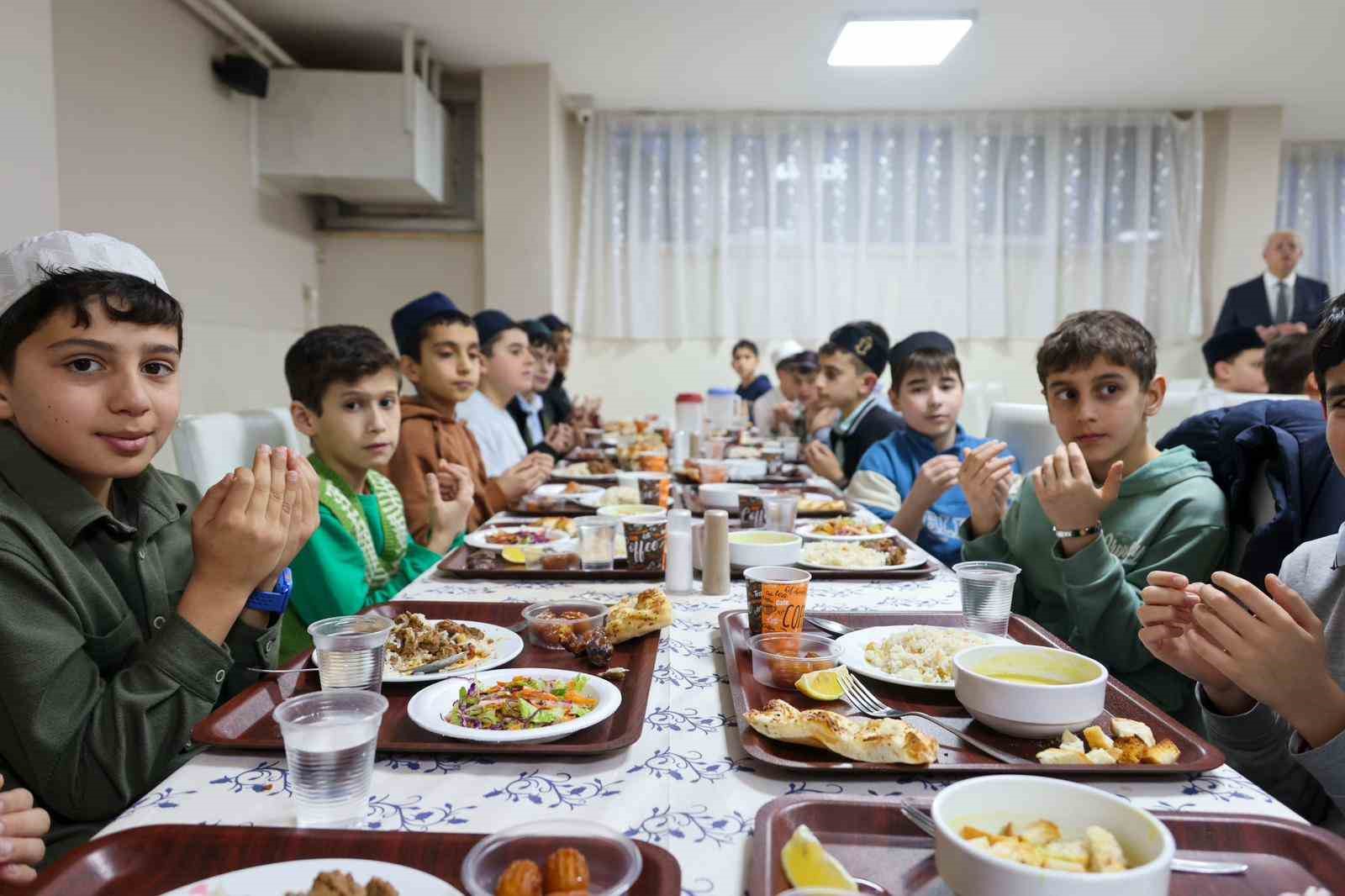 Geleceğin minik hafızları iftarda bir araya geldi
