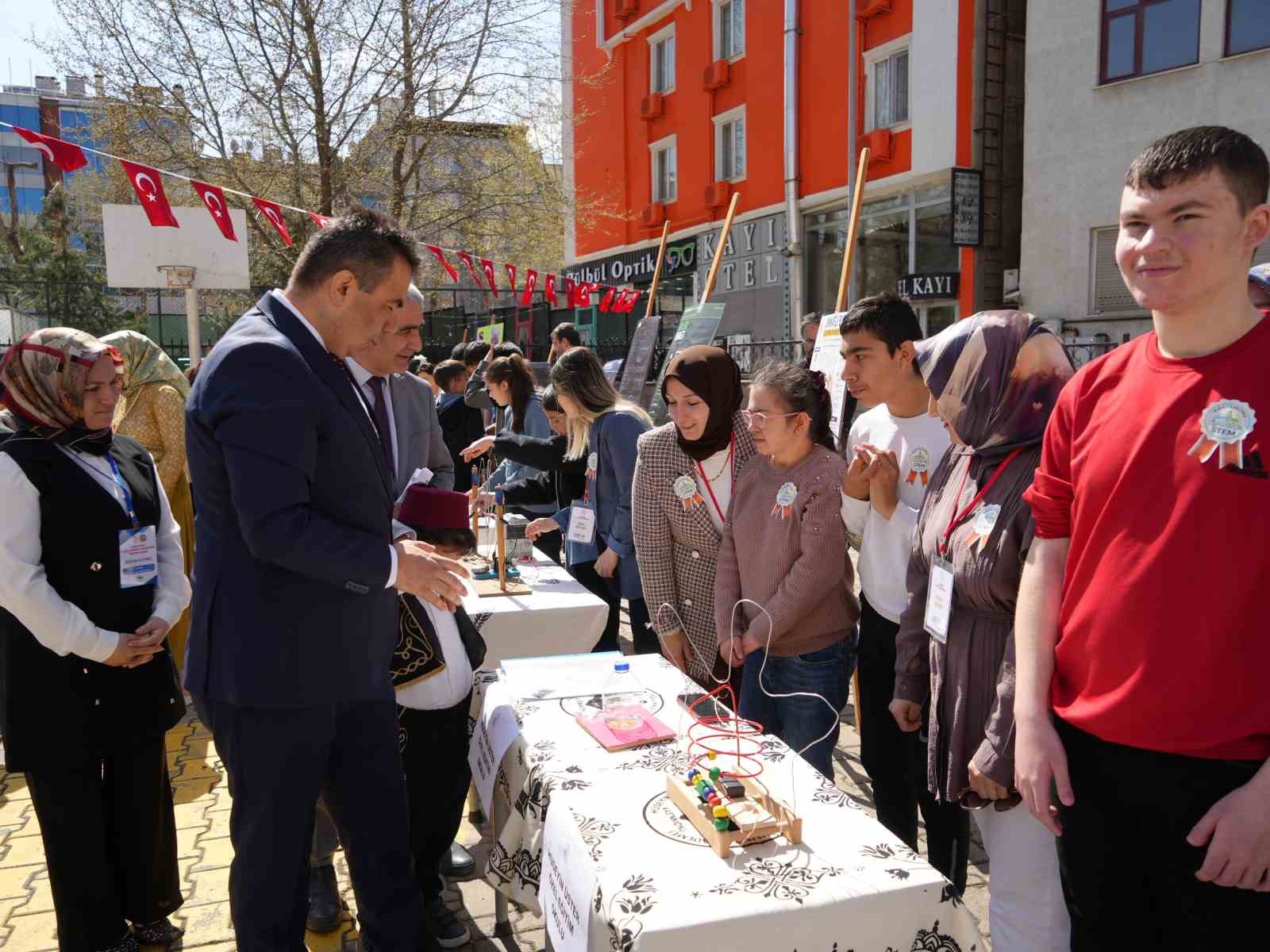 Geleceğin mühendislerinin projeleri görücüye çıktı
