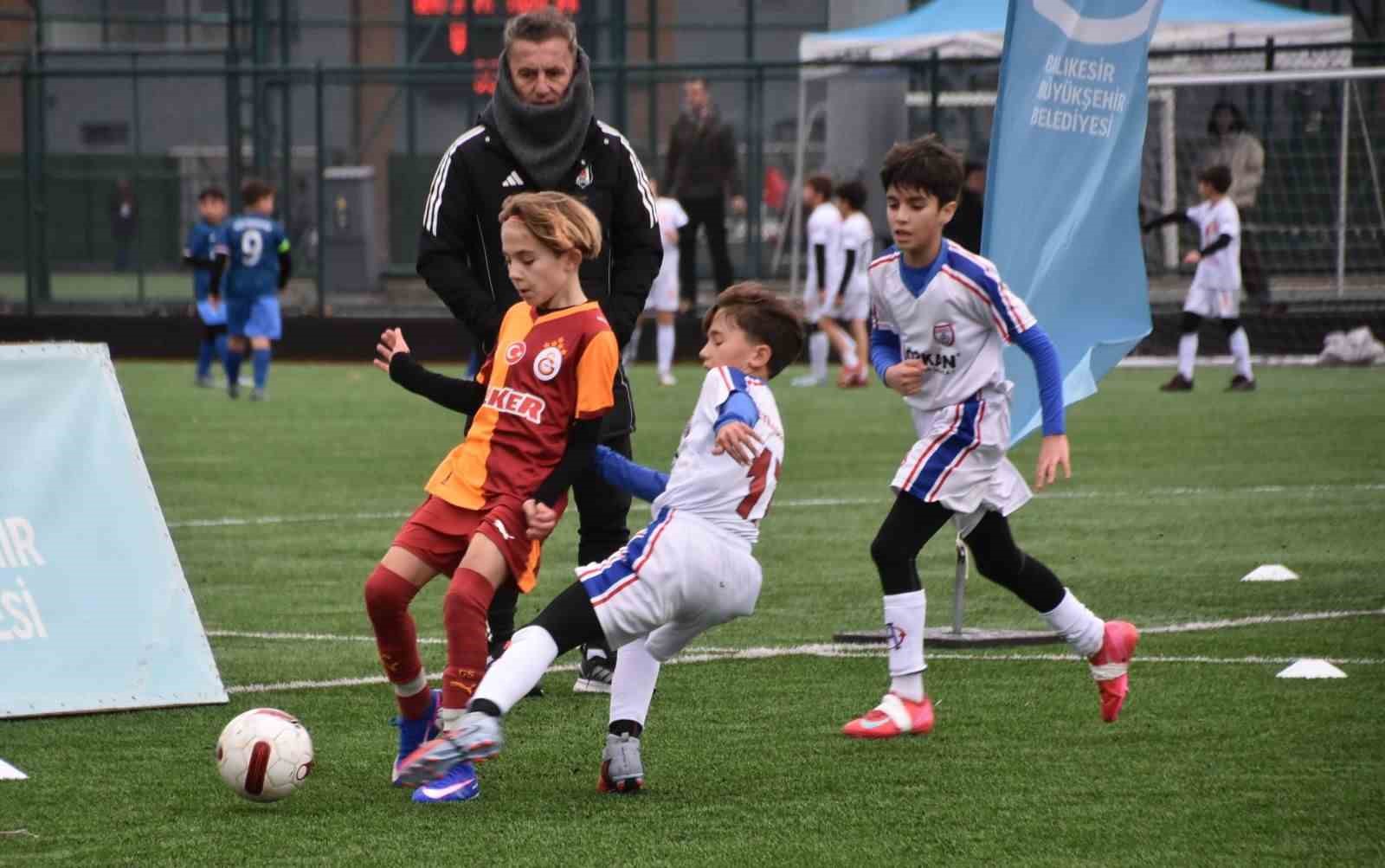 Geleceğin yıldız futbolcu adayları Balıkesir’de sahne aldı
