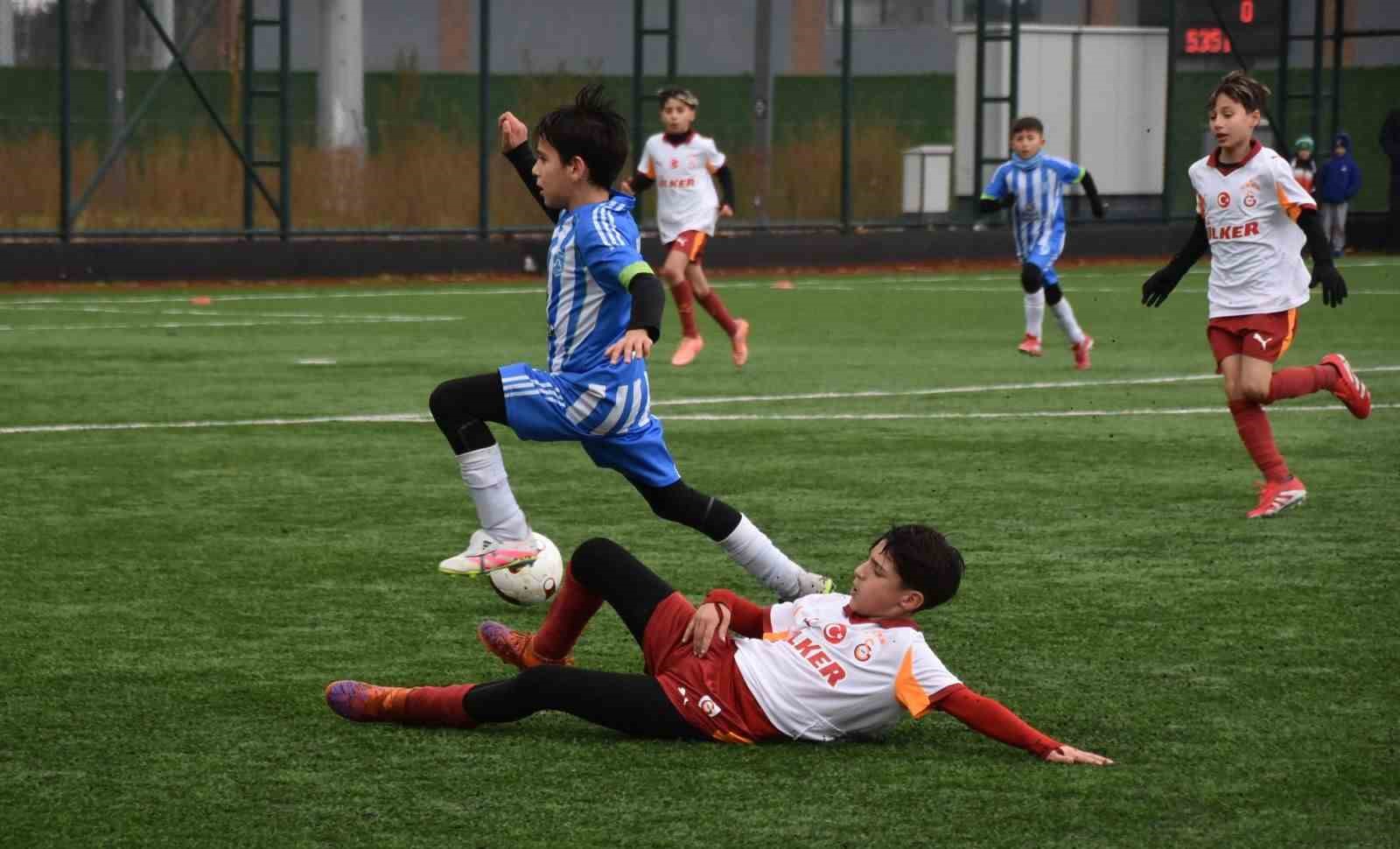 Geleceğin yıldız futbolcu adayları Balıkesir’de sahne aldı
