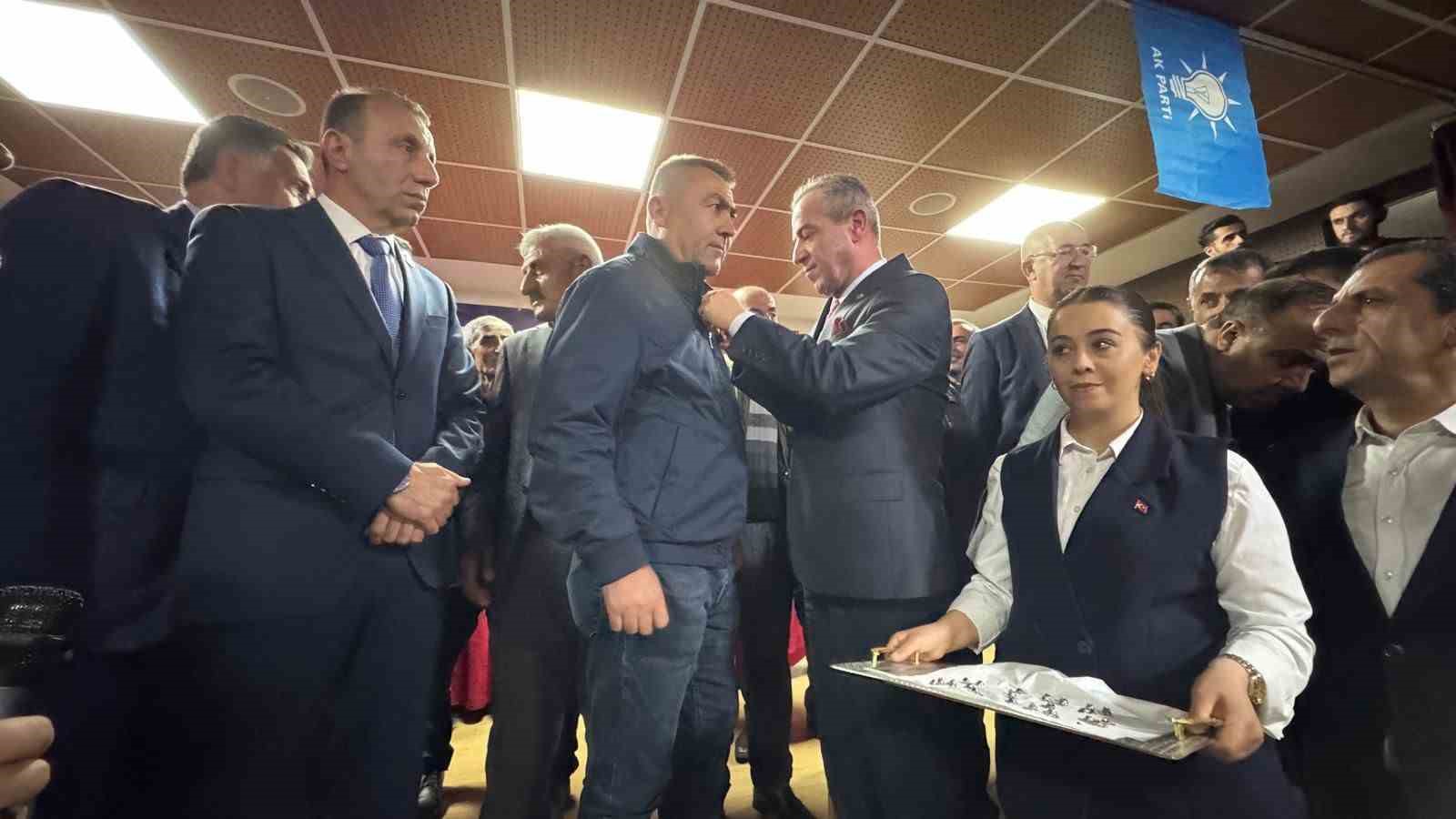 Gelecek Partisi’nden istifa eden 35 kişi AK Parti’ye katıldı
Gelecek Partisi’nden istifa eden 35 kişi AK Parti’ye katıldı