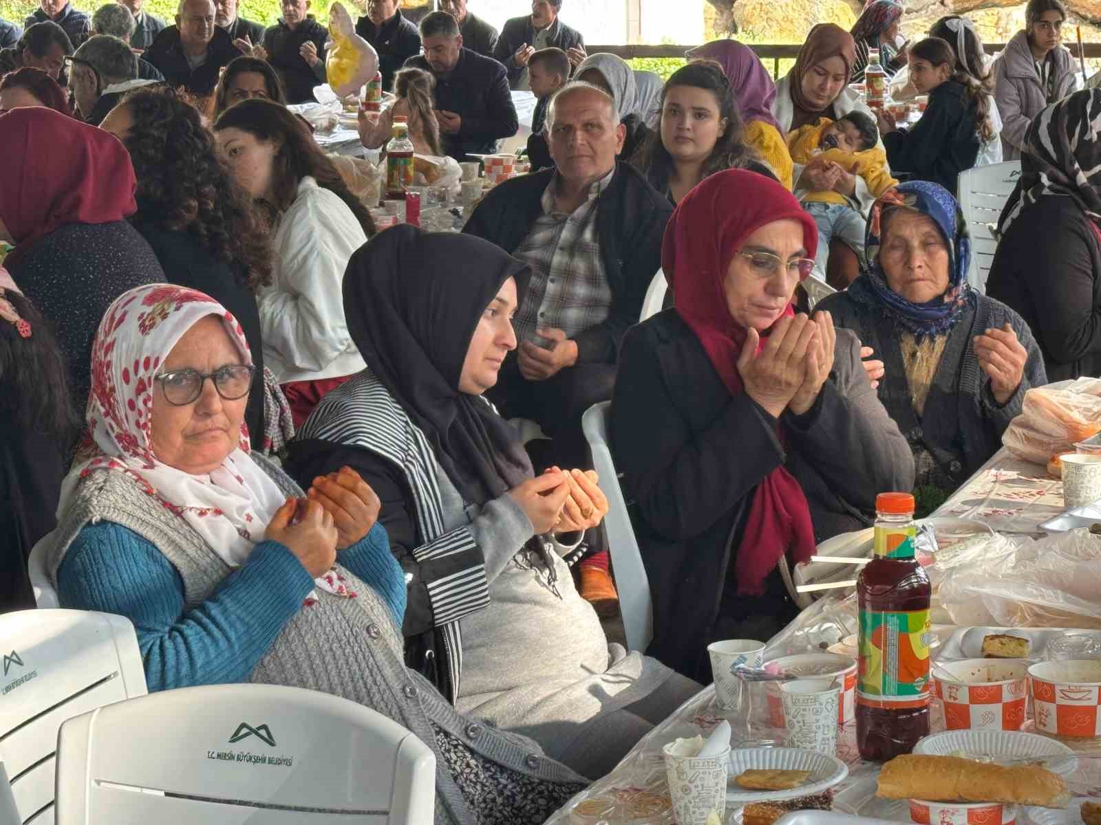 Gelenek sürüyor: Tüm mahalle bir araya gelerek bayramı kutladı
