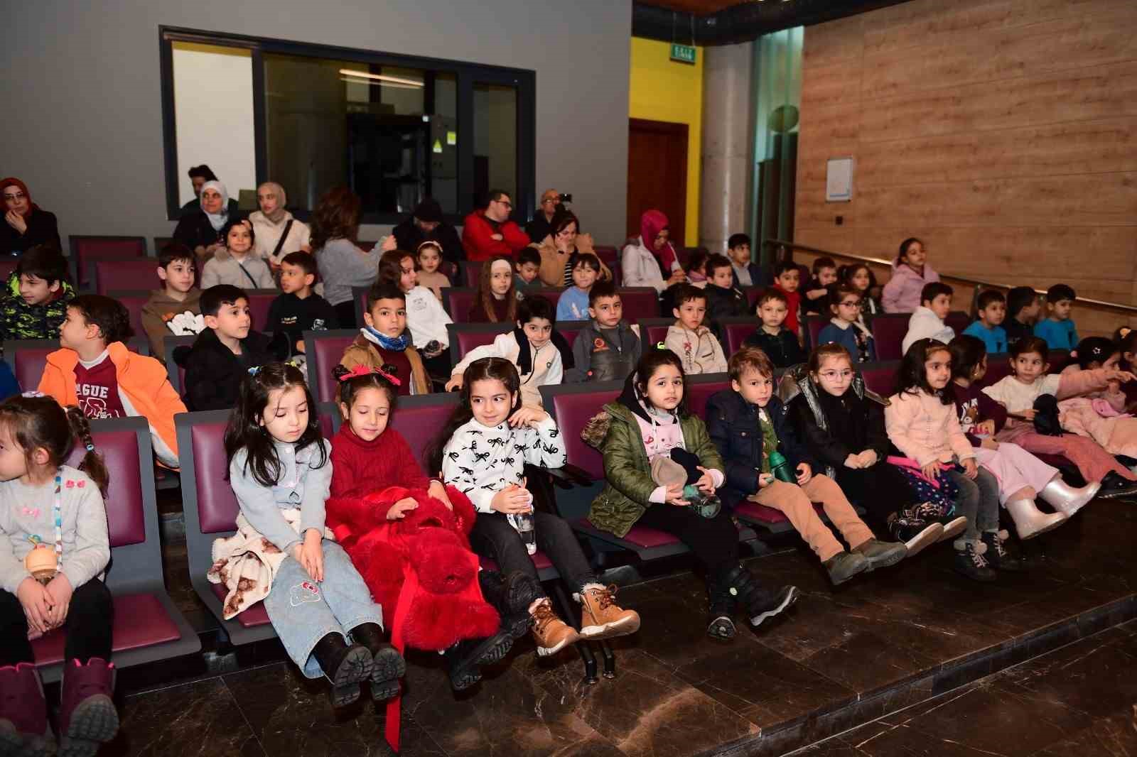 Geleneksel Karagöz Oyunu Osmangazi’de Çocuklarla Hayat Buldu
