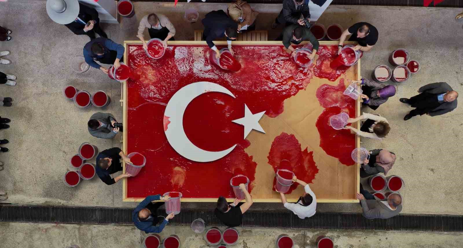 Geleneksel yöntemlerle dev Türk bayrağı yapıldı
