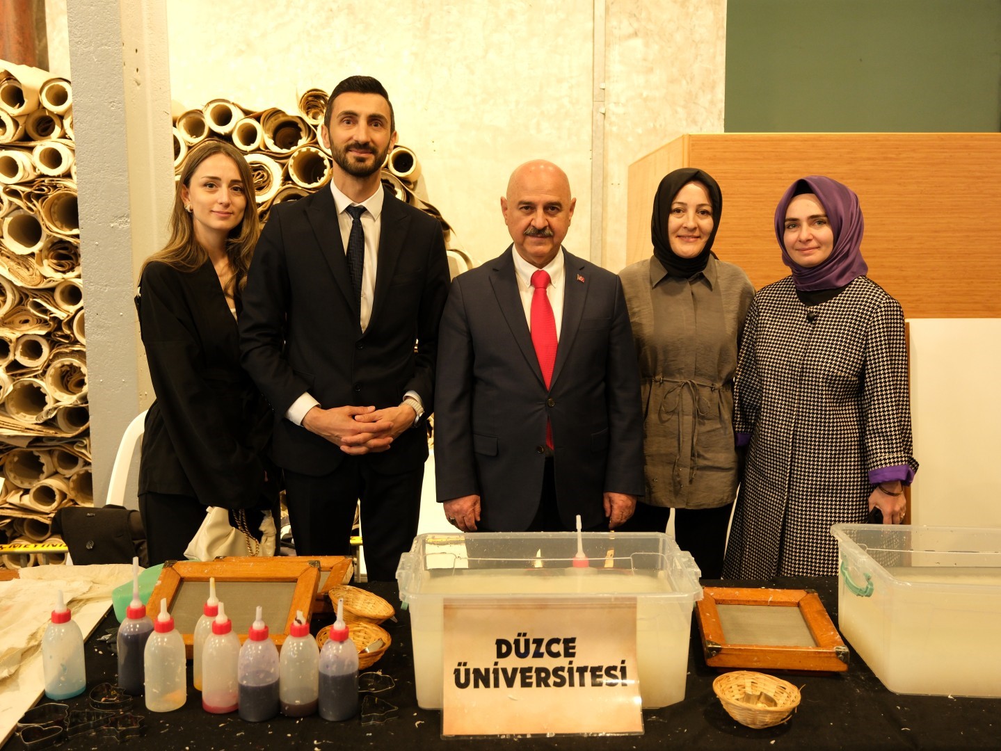 Geleneksel yöntemlerle dev Türk bayrağı yapıldı
