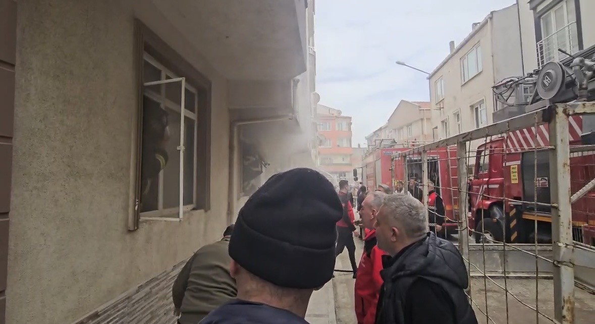 Gelibolu’da apartmanda çıkan yangın korkuttu
