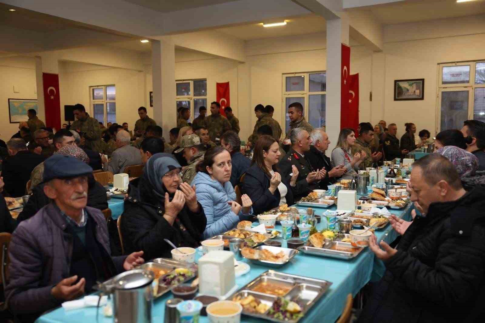 Gelibolu’da şehit aileleri, gaziler ve askerlerle iftar yapıldı
