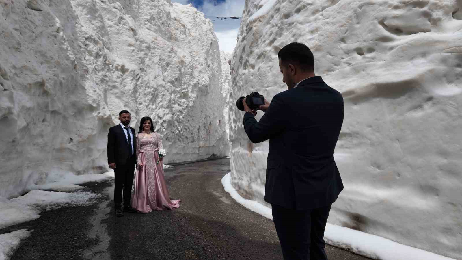 Gelin ve damat adayı kar tünelinde fotoğraf çekimi yaptı
