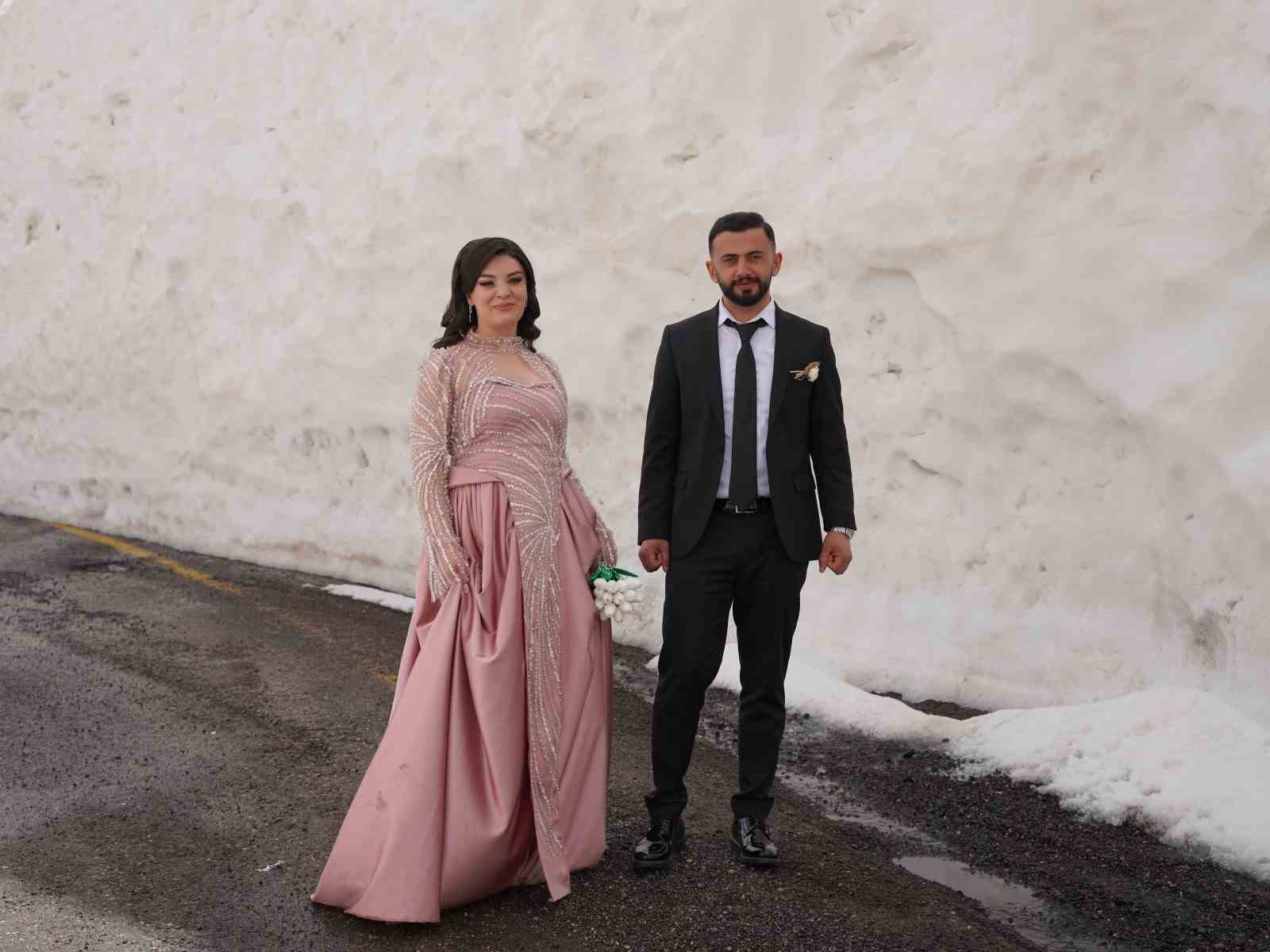 Gelin ve damat adayı kar tünelinde fotoğraf çekimi yaptı
