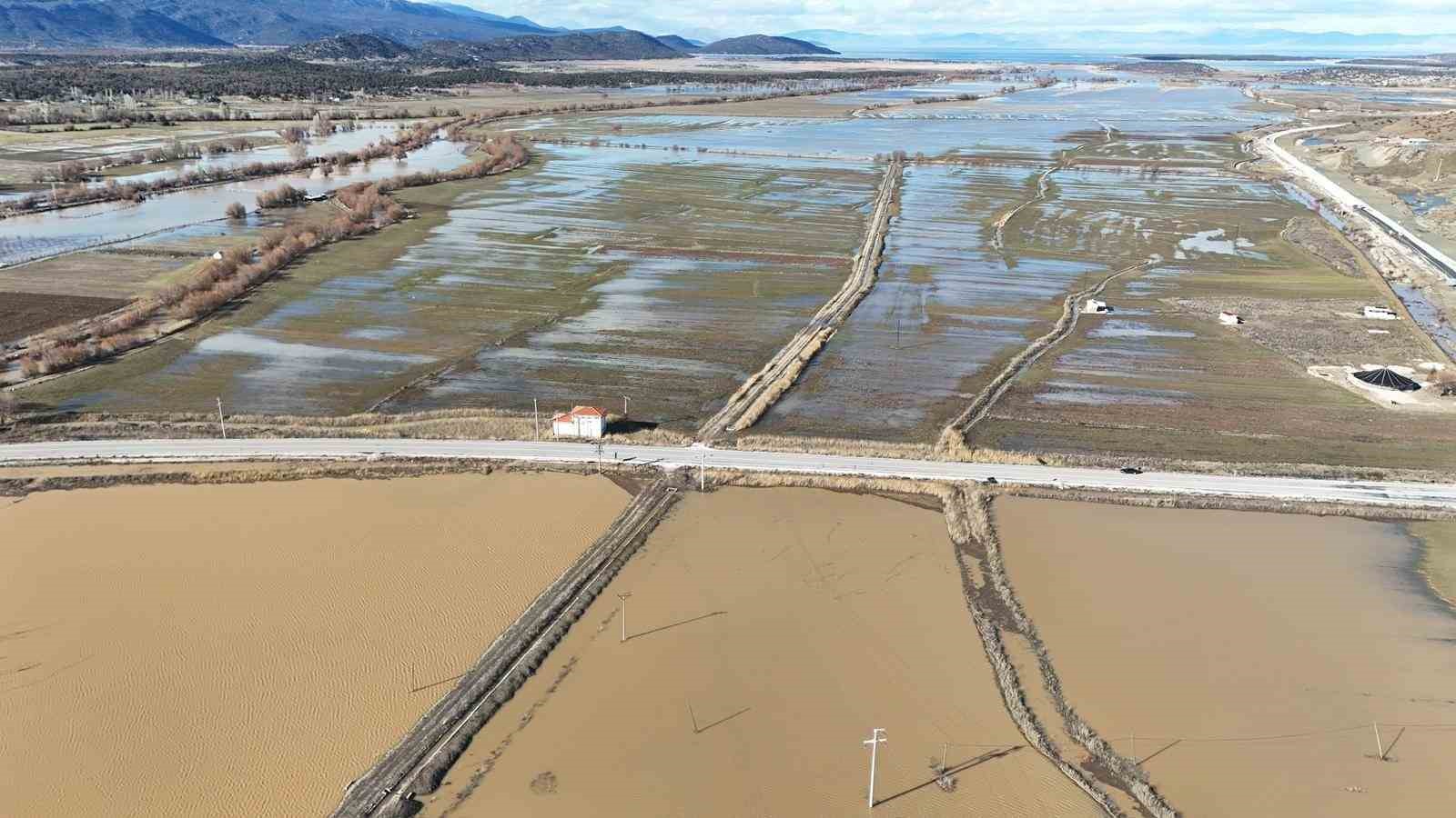 Gembos kanalı taştı, ekili alanlar suyla kaplandı
