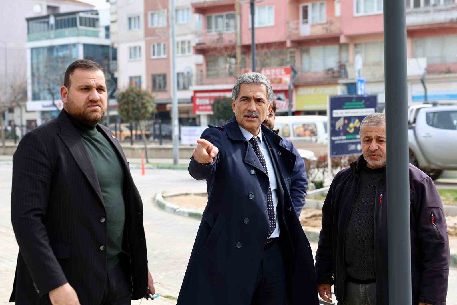 Gemlik Belediyesi’nden çarşı meydanında düzenleme çalışması
