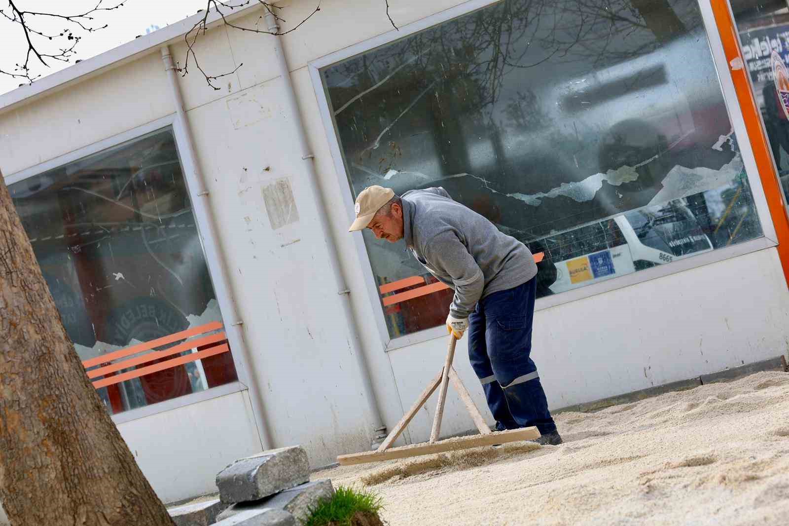 Gemlik Belediyesi’nden çarşı meydanında düzenleme çalışması
