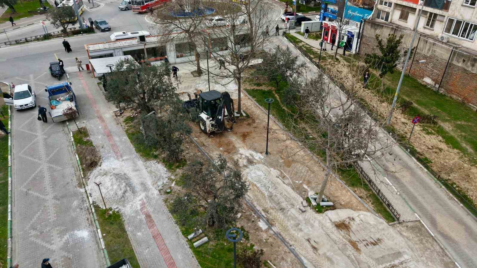 Gemlik Belediyesi’nden çarşı meydanında düzenleme çalışması
