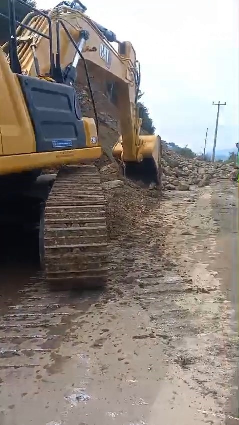 Gemlik-Mudanya yolu heyelan sebebiyle kapandı

